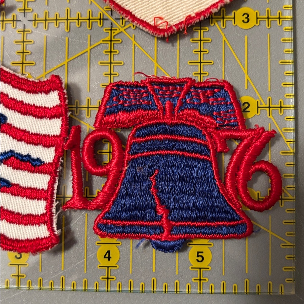 Vintage Set of 4 1976 Bicentennial Embroidered Patches - Picture 5 of 6